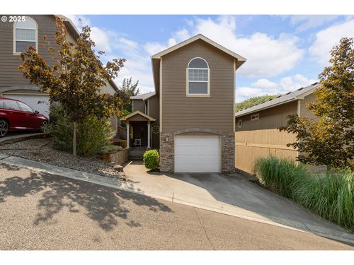1489 Four Seasons Dr, Roseburg, OR, 97470-3521 | Card Image