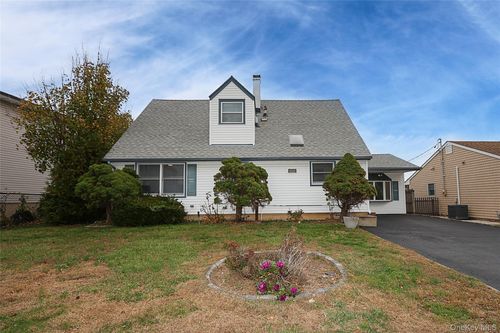 49 East Ave, Glen Cove, NY, 11542-3901 | Card Image