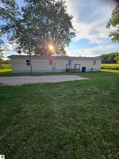 326 W Burton Street, Pompeii, MI, 48874 | Card Image