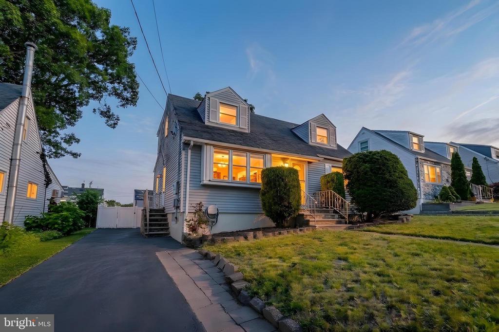 Residential in ELMWOOD PARK 3