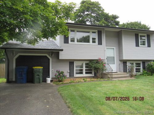 28 Cornfield Rd, Waterbury, CT, 06704-1117 | Card Image