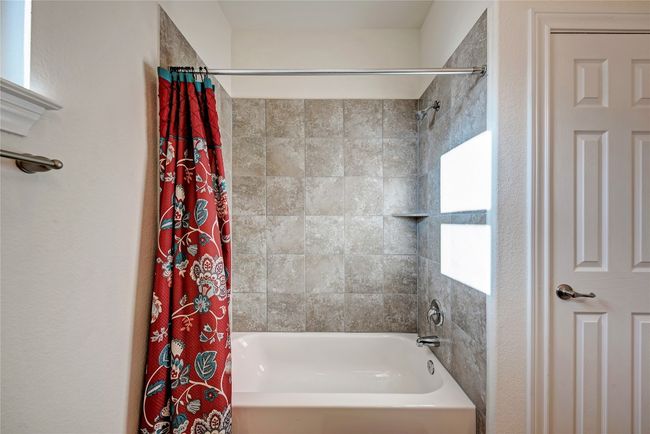 Bathroom with shower / bath combination with curtain | Image 16