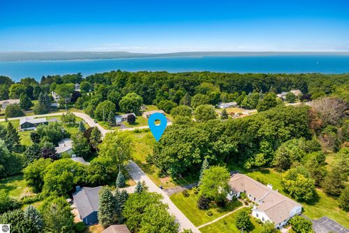 7016 Hilltop Ave, Traverse City, MI, 49686-1834 | Card Image