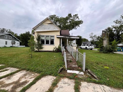 802 Henley Avenue, Fairmount, IN, 46928-1915 | Card Image