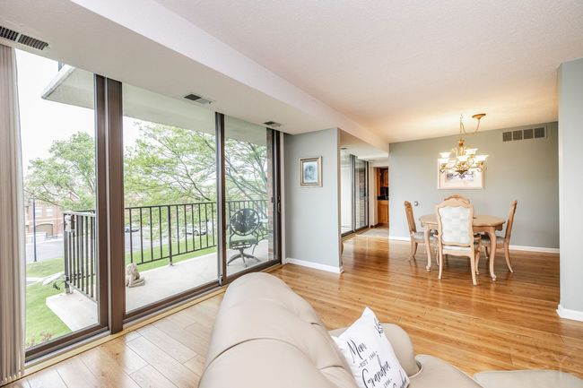 APT-301 - 2 S Atrium Way, Condo with 2 bedrooms, 2 bathrooms and 1 parking in Elmhurst IL | Image 5