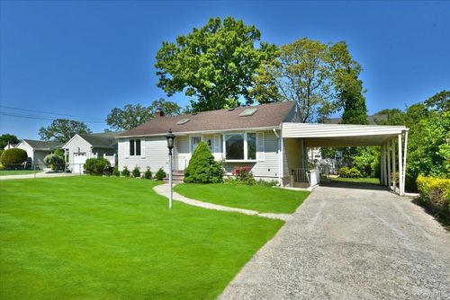 79 Columbus Blvd, Amityville, NY, 11701-1501 | Card Image