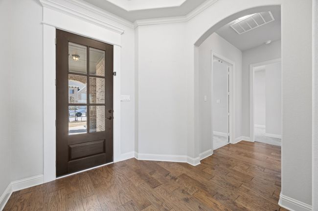Bright Foyer with Beautilful Crown Molding | Image 8