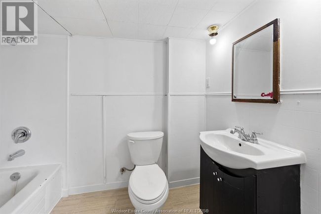 1056 Shepherd St E, Home with 3 bedrooms, 2 bathrooms and null parking in Windsor ON | Image 13