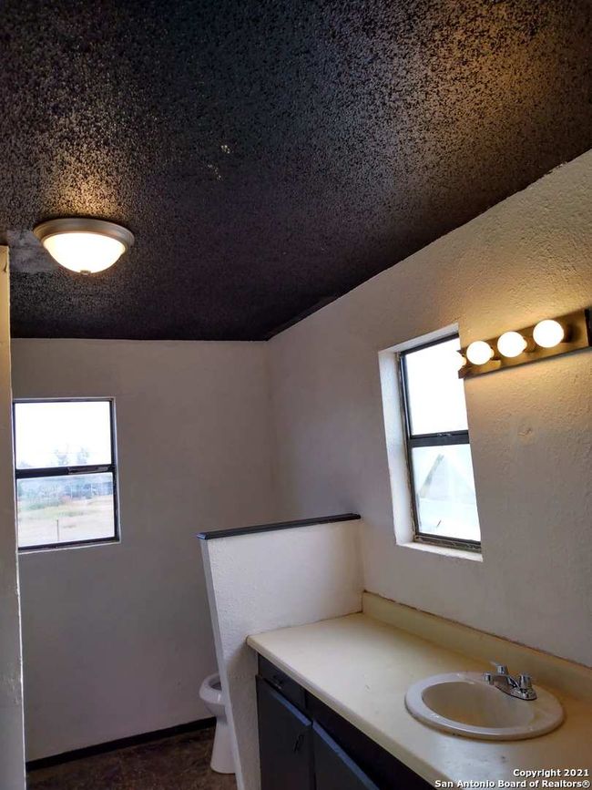 111 Austin St, House other with 5 bedrooms, 2 bathrooms and null parking in Asherton TX | Image 15