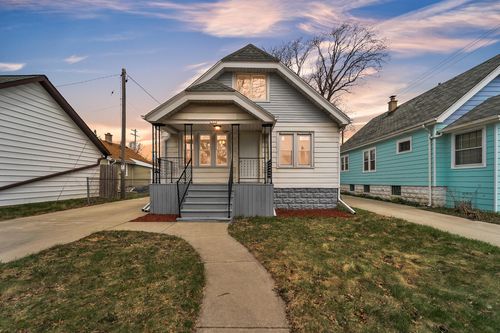 6824 W Hayes Ave, WEST ALLIS, WI, 53219-1940 | Card Image