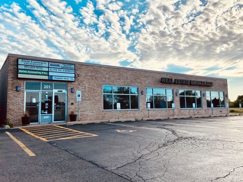 7-201 E Veterans Pkwy, Yorkville, IL, 60560-1365 | Card Image