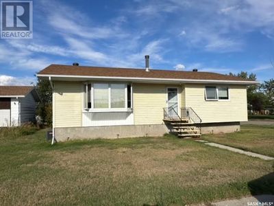 303 Dominion Bay, House other with 4 bedrooms, 2 bathrooms and null parking in Central Butte SK | Image 1