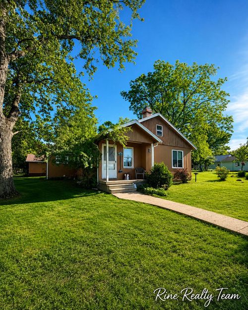 18 E Montgomery St, Hillsdale, MI, 49242-1045 | Card Image