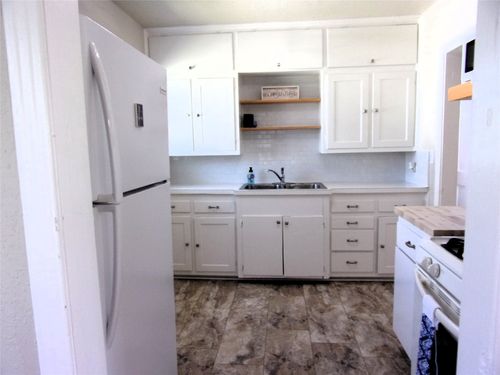 1902 W Dry St, San Saba, TX, 76877-3923 | Card Image