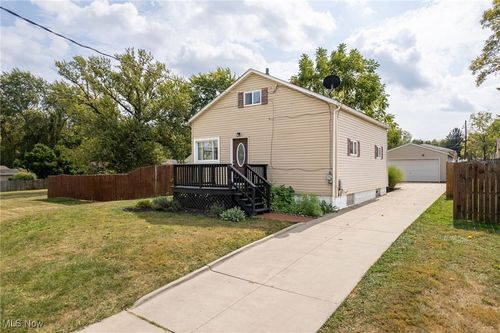 1030 Stratford St, Barberton, OH, 44203-7539 | Card Image