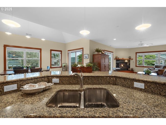 APT-201 - 123 S Hemlock St, Condo with 3 bedrooms, 2 bathrooms and null parking in Cannon Beach OR | Image 23