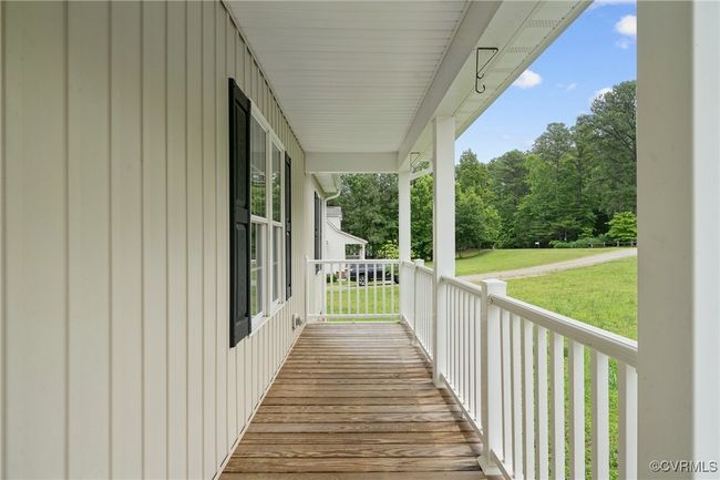 Porch with a lawn | Image 26