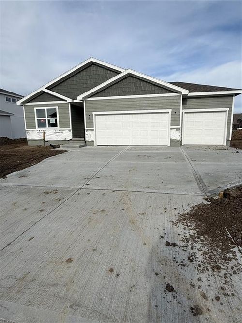 501 Ne Newport Drive, Blue Springs, MO, 64014 | Card Image