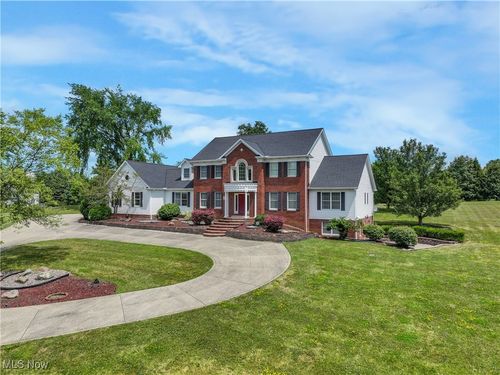 10589 Fincherie Dr, Chardon, OH, 44024-8732 | Card Image