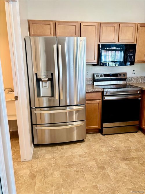 28218 S Pointe Ln, Chesterfield, MI, 48051-2347 | Card Image