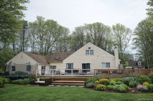 4 Manor Hills Dr, Manorville, NY, 11949-2531 | Card Image