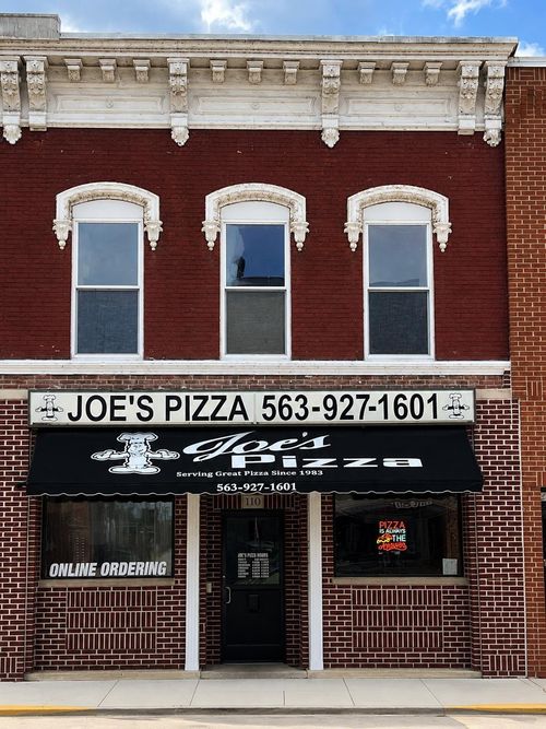 110 N Franklin St, Manchester, IA, 52057-1541 | Card Image