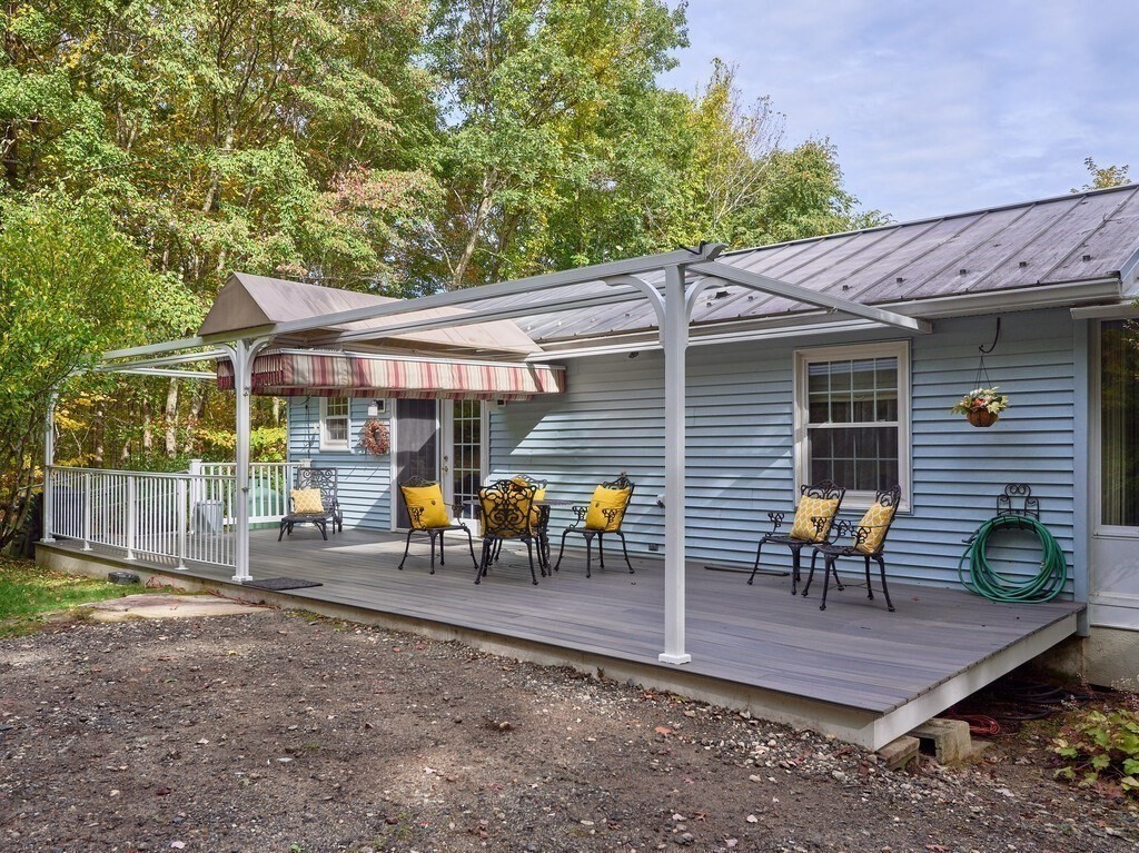 Stafford Rd, Wales, MA 01081