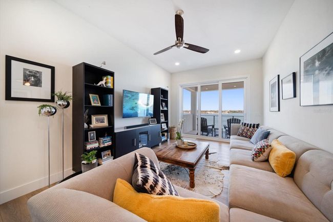 Family/Bonus/TV room upstairs with balcony on the bay | Image 37