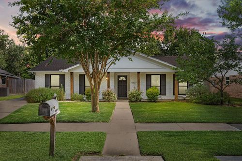 13527 Brook Hollow Dr, Sugar Land, TX, 77498-2446 | Card Image