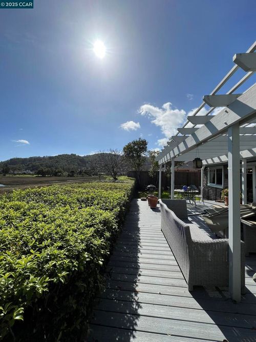 11 Berens Dr, Kentfield, CA, 94904-1615 | Card Image