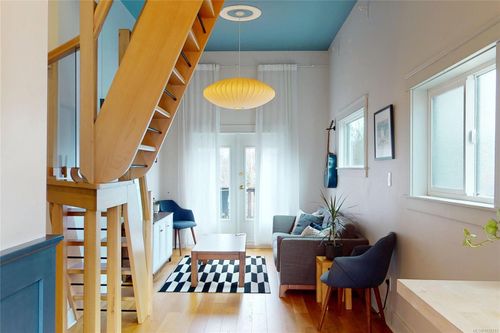 1709 Fernwood Rd, Victoria, BC, V8T2Y3 | Card Image