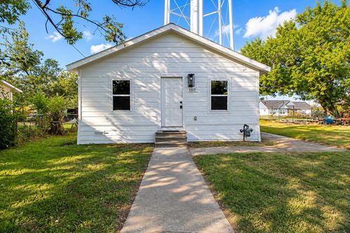 1301 E Grove St, Kaufman, TX, 75142-1617 | Card Image