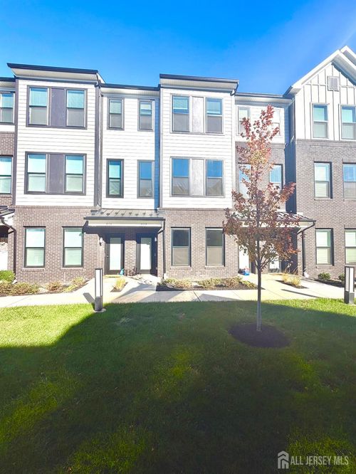 808 Sadie Cir, New Brunswick, NJ, 08901-5004 | Card Image