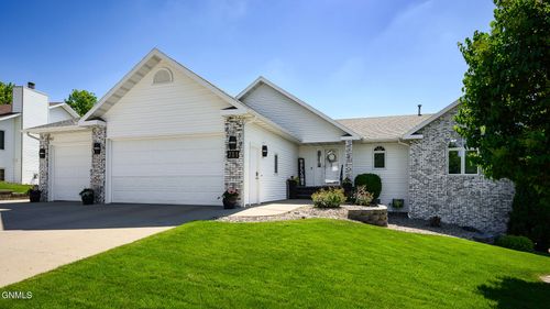 751 Juniper Dr, Bismarck, ND, 58503-0104 | Card Image