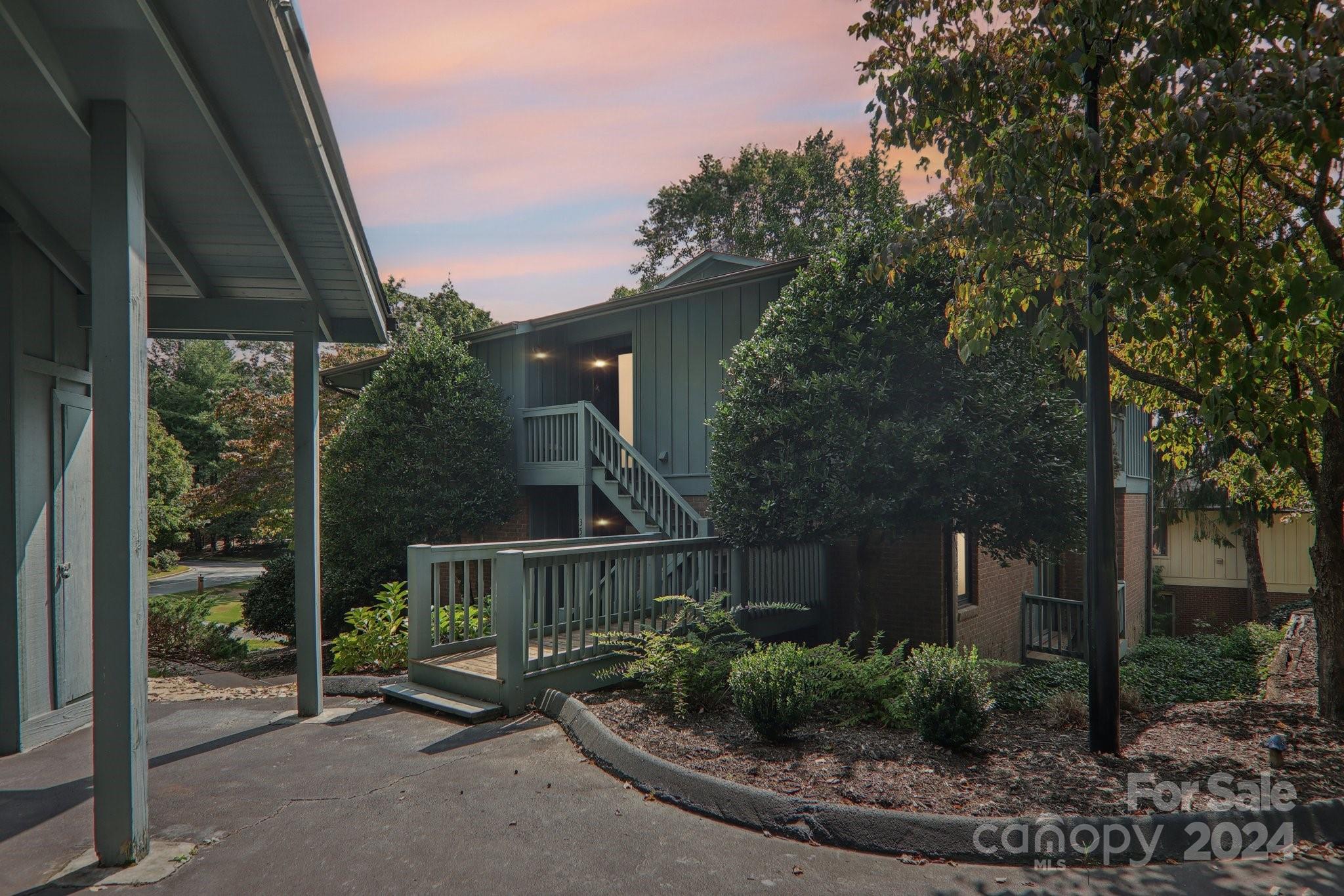 Mountain Top Way, Hendersonville, NC 28739