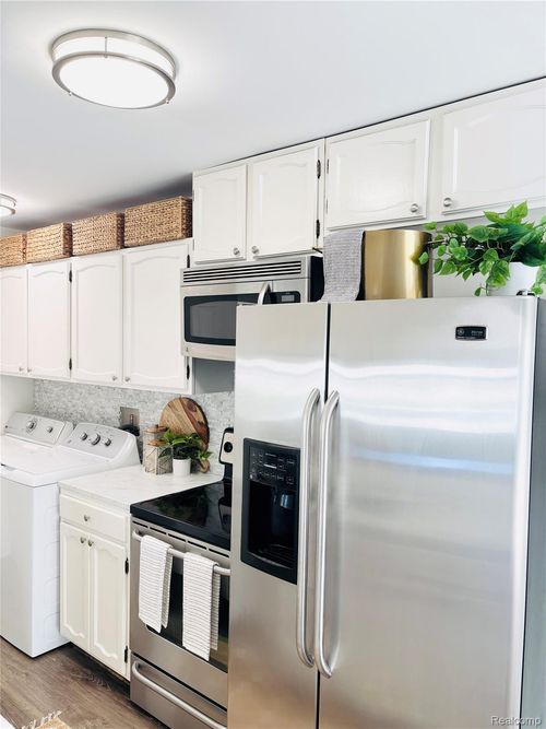 3201 Heatherstone Ct, Lake Orion, MI, 48360-1721 | Card Image