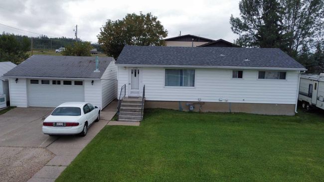 4426 51 Avenue, Home with 3 bedrooms, 2 bathrooms and 5 parking in Valleyview AB | Image 2