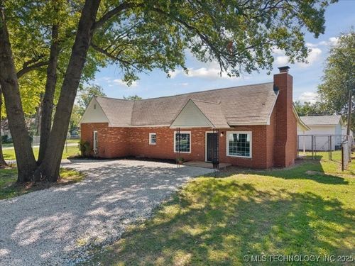 1001 W Maple St, Collinsville, OK, 74021-2326 | Card Image