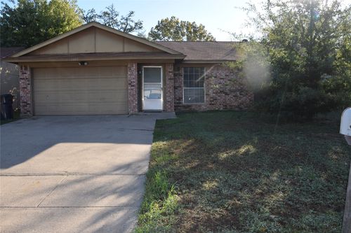 5805 Willow Valley Dr, Arlington, TX, 76017-4055 | Card Image
