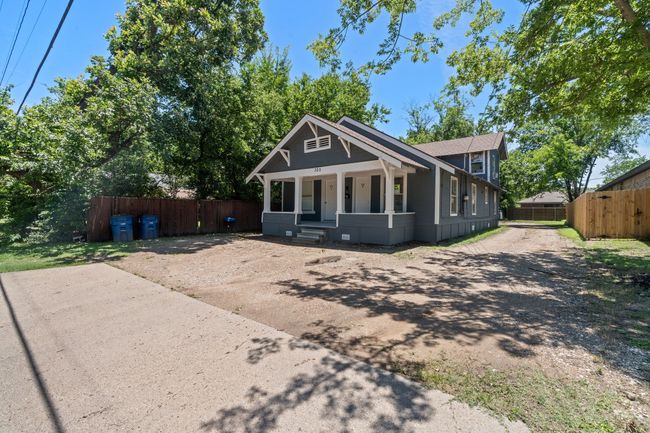 305 W Waco St, Home with 5 bedrooms, 3 bathrooms and 6 parking in Ennis TX | Image 21