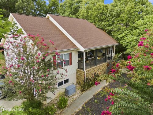 215 Tahlequah Dr, Loudon, TN, 37774-2105 | Card Image