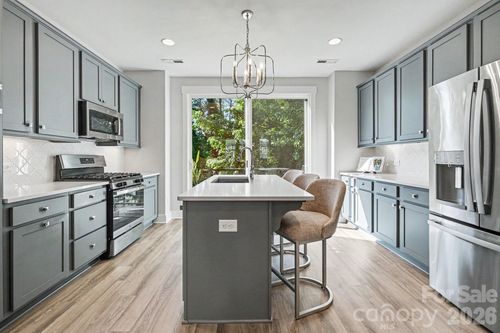 562 W End Dr, Charlotte, NC, 28208-4339 | Card Image