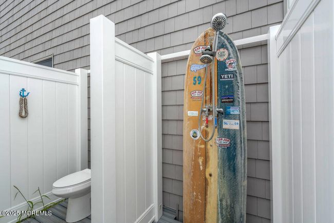 Outdoor shower + toilet | Image 46