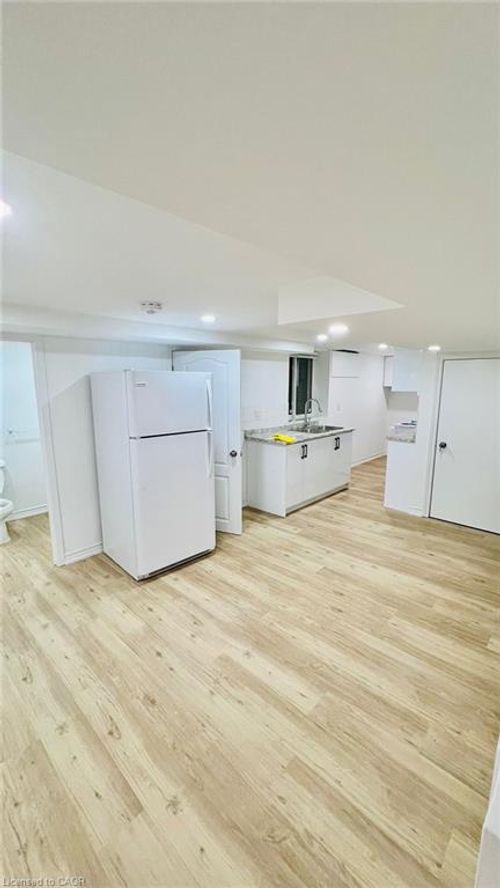 lower-32 Southdale Ave, Kitchener, ON, N2M3V5 | Card Image