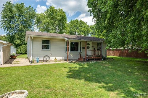 305 W 8th St, Staunton, IL, 62088-2017 | Card Image
