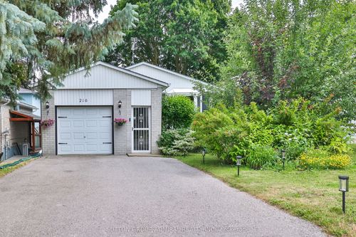 216 Robinson Dr, Newmarket, ON, L3Y5M5 | Card Image