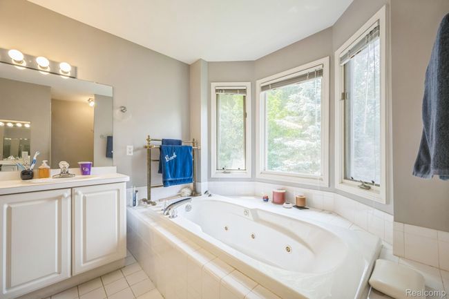 37_38049_Lantern_Hill_Ct_Farmington_Hills_MI_48331_USA-Bathroom-194376_SEP-16.jpg | Image 36