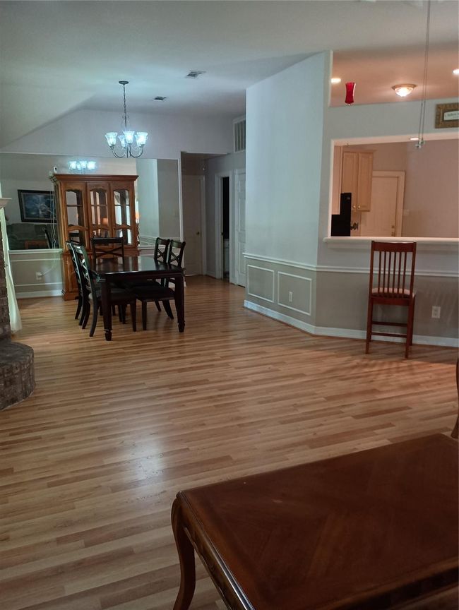 Dining Room and Breakfast Bar | Image 4