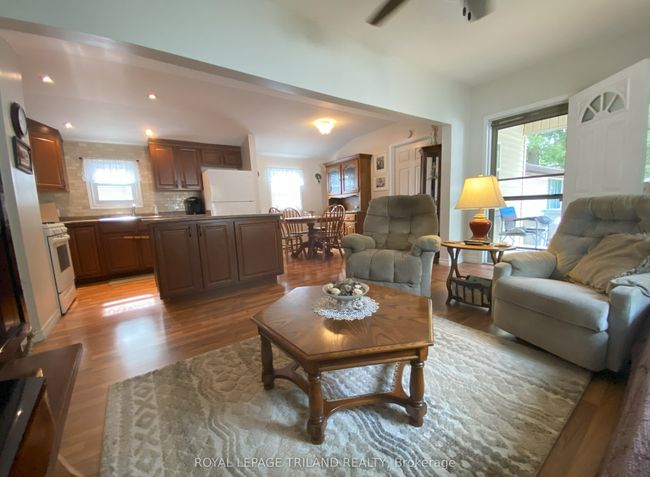2 - 9951 Northville Cres, Home with 2 bedrooms, 1 bathrooms and 2 parking in Thedford ON | Image 5