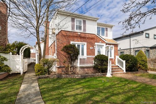 93 Kenneth Pl, New Hyde Park, NY, 11040-3122 | Card Image